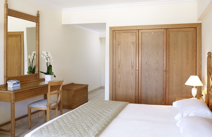 Imagen de la habitación del Hotel Mitsis Petit Palais Beach. Foto 4