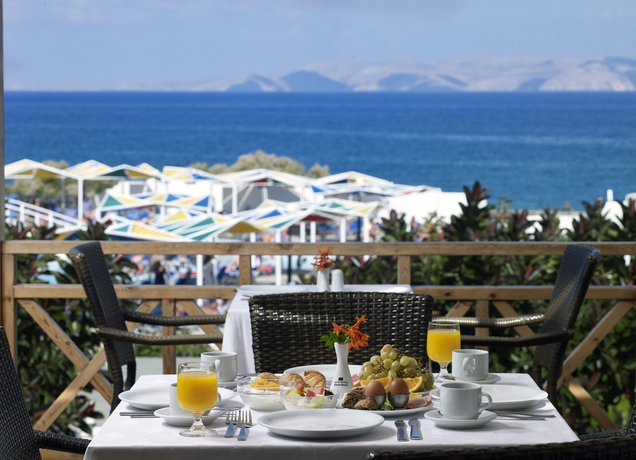 Imagen de la habitación del Hotel Mitsis Rinela. Foto 5