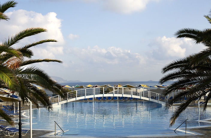 Imagen de la piscina del Hotel Mitsis Rinela. Foto 15