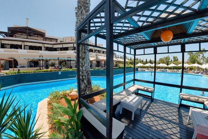 Imagen de la piscina del Hotel Mitsis Royal Mare. Foto 11