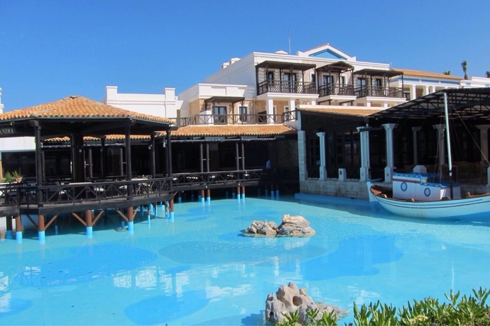 Imagen de la piscina del Hotel Mitsis Royal Mare. Foto 12