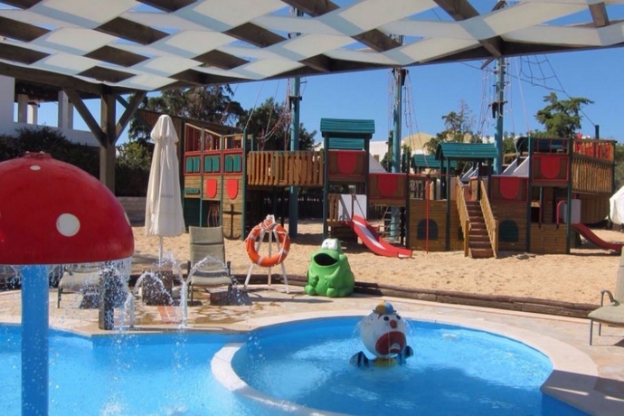 Imagen de la piscina del Hotel Mitsis Royal Mare. Foto 13