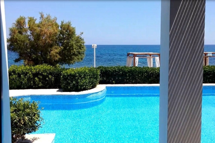 Imagen de la piscina del Hotel Mitsis Royal Mare. Foto 15