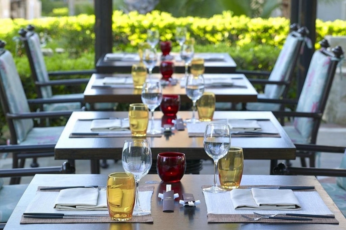 Imagen del bar/restaurante del Hotel Mitsis Royal Mare. Foto 8