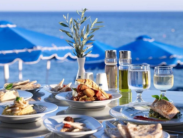 Imagen del bar/restaurante del Hotel Mitsis Summer Palace. Foto 6