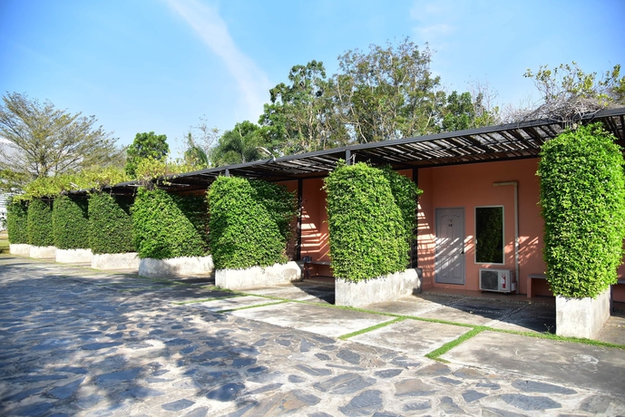Imagen de los exteriores del Hotel Mittraphap Resort. Foto 16