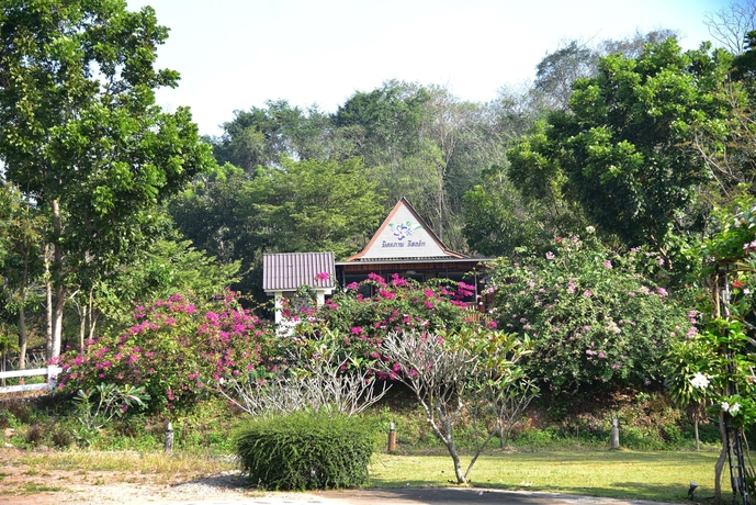 Imagen de los exteriores del Hotel Mittraphap Resort. Foto 17