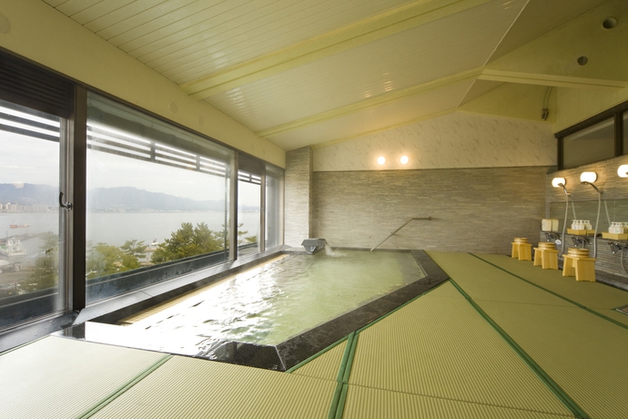 Imagen de la piscina del Hotel Miyajima Villa. Foto 14