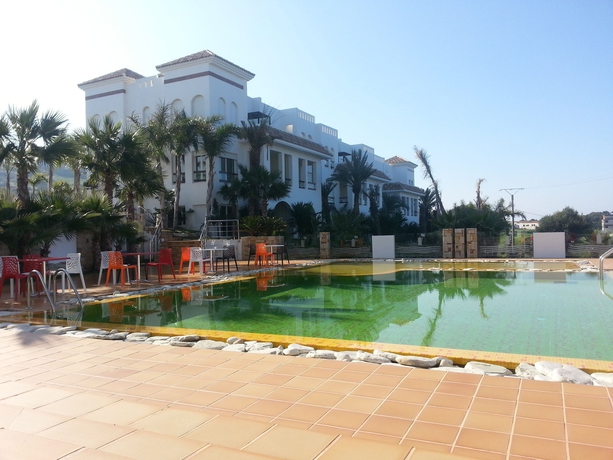 Imagen de la piscina del Hotel Mnar Castle Apartments. Foto 15