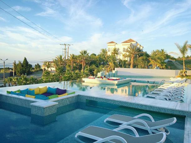 Imagen de la piscina del Hotel Mnar Castle Apartments. Foto 24