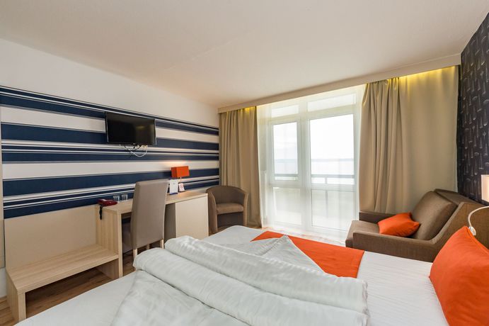Imagen de la piscina del Hotel M&oacute;l&oacute;, Siofok. Foto 18