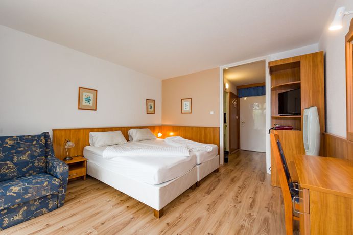 Imagen de la piscina del Hotel M&oacute;l&oacute;, Siofok. Foto 19