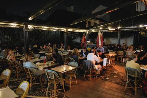 Imagen del bar/restaurante del Hotel Mob Paris Les Puces. Foto 5