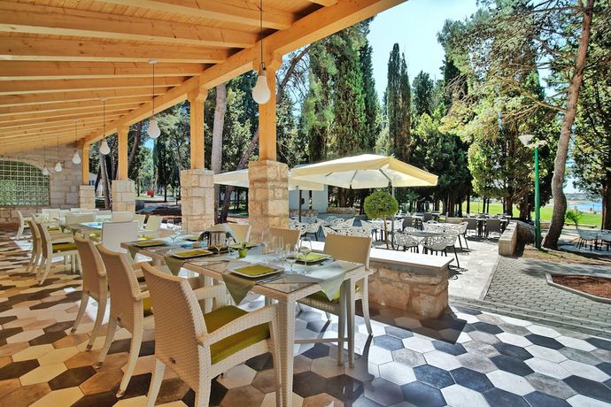 Imagen del bar/restaurante del Hotel Mobile Homes Brijuni Pineta. Foto 3