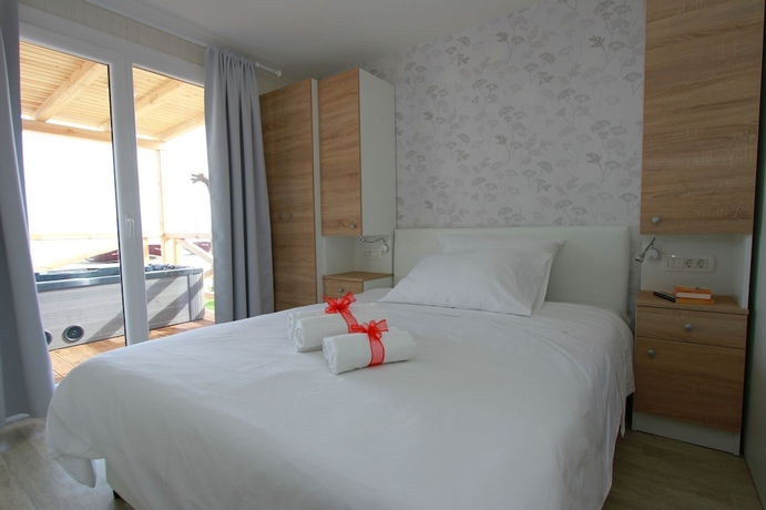 Imagen de la habitación del Hotel Mobile Homes Camp Galeb. Foto 12