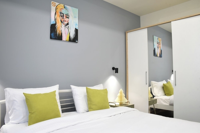 Imagen de la habitación del Hotel Modern Gem Steps to Republic Square. Foto 3