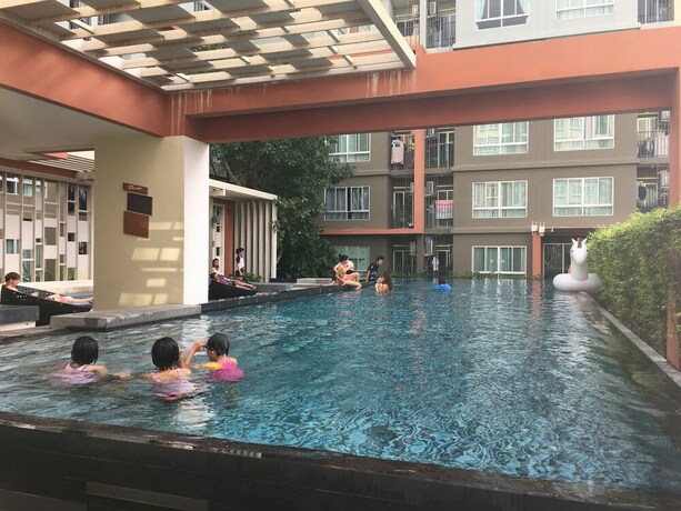 Imagen de la piscina del Hotel Modern Studio Room At Kathu. Foto 20