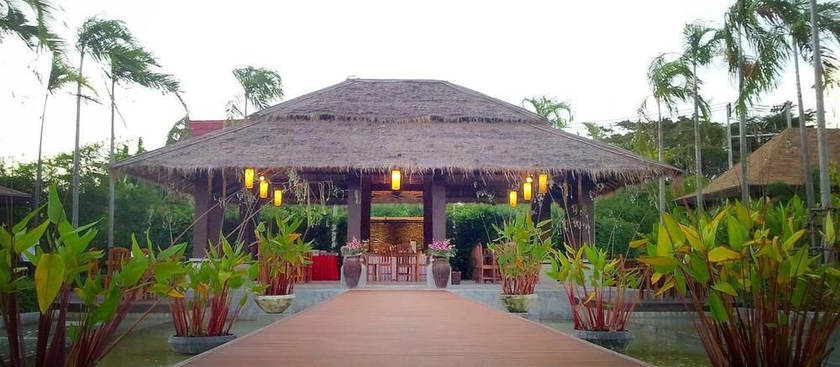 Imagen de los exteriores del Hotel Modern Thai Villa Naiharn. Foto 4