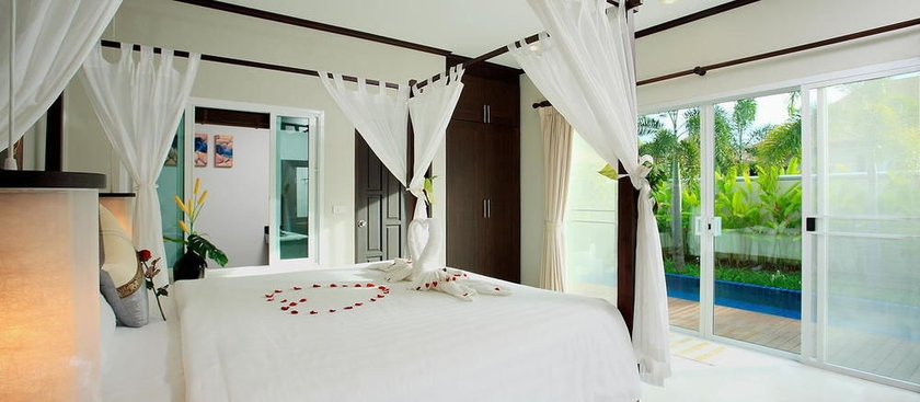 Imagen de la habitación del Hotel Modern Thai Villa Naiharn. Foto 3