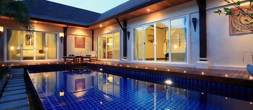 Imagen de los exteriores del Hotel Modern Thai Villa Naiharn. Foto 7