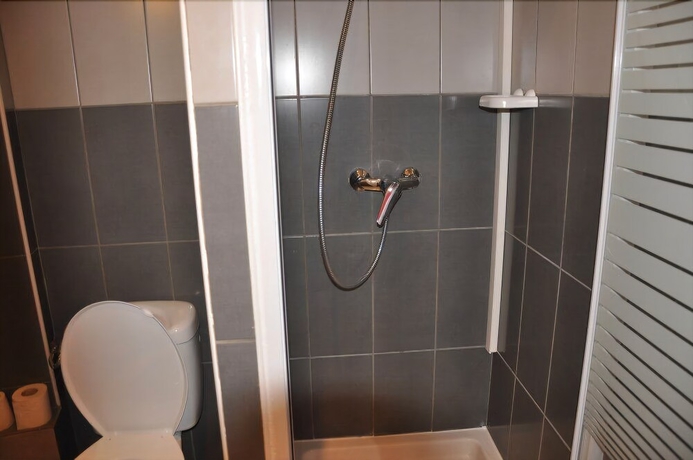 Imagen de la habitación del Hotel Moderne, Marsella. Foto 13