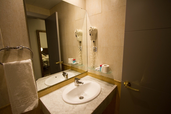 Imagen de la habitación del Hotel Moderno Barcelona. Foto 12