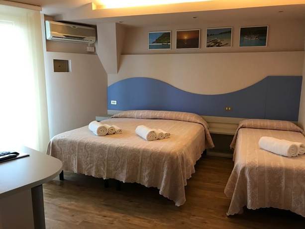 Imagen de la habitación del Hotel Moderno, Pinarella di Cervia. Foto 7