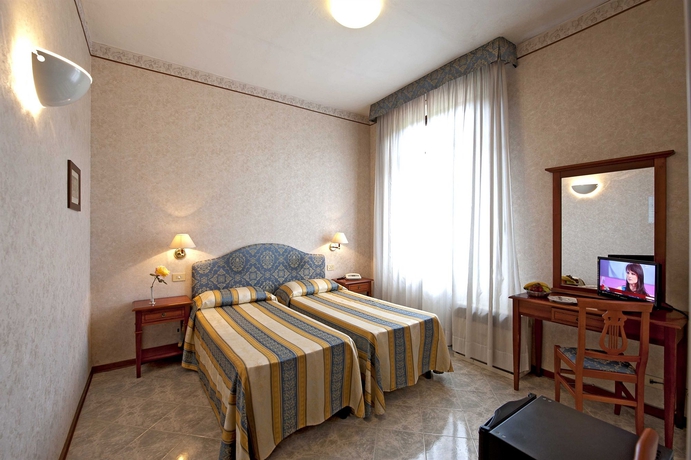 Imagen de la habitación del Hotel Moderno, Siena. Foto 4