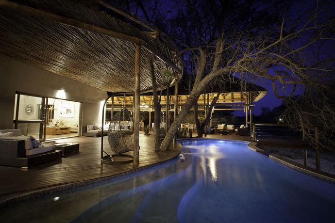 Imagen de la piscina del Hotel Moditlo River Lodge. Foto 11