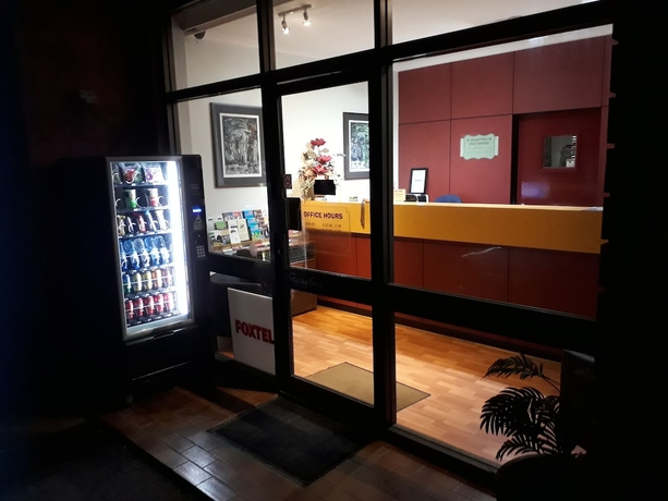 Imagen de los interiores del Hotel Moe Motor Inn. Foto 19