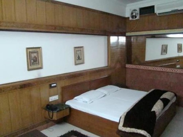 Imagen de la habitación del Hotel Mohan Continental. Foto 7