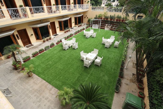 Imagen de los exteriores del Hotel Mohan Continental. Foto 18