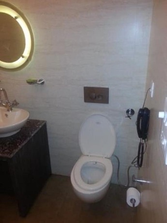 Imagen de la habitación del Hotel Mohan Continental. Foto 17