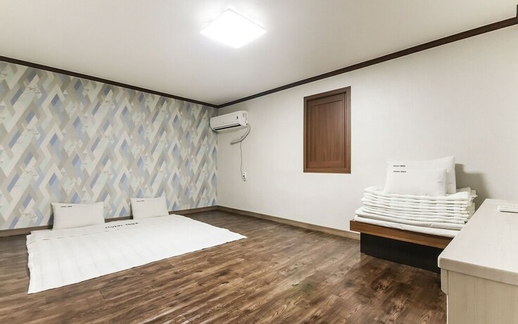 Imagen de la habitación del Hotel Mokpo 1004. Foto 13