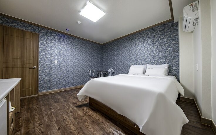 Imagen de la habitación del Hotel Mokpo 1004. Foto 17