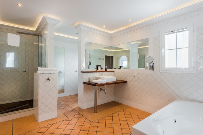 Imagen de la habitación del Hotel Molo 44 Suites Puerto Banus. Foto 5