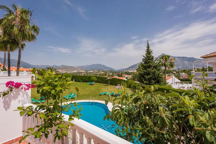 Imagen de la piscina del Hotel Molo 44 Suites Puerto Banus. Foto 12