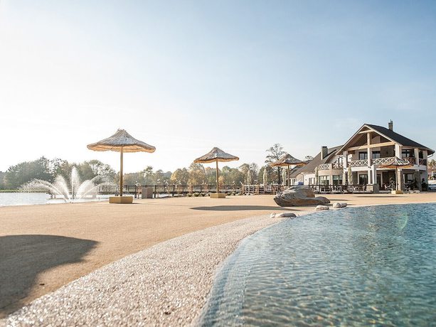 Imagen de la piscina del Hotel Molo Resort. Foto 20