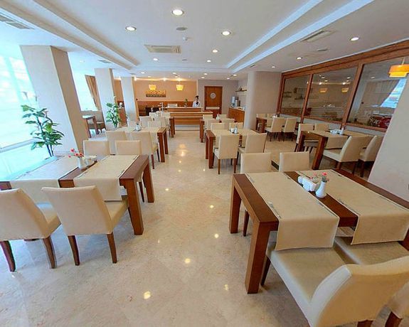 Imagen del bar/restaurante del Hotel Mom. Foto 2
