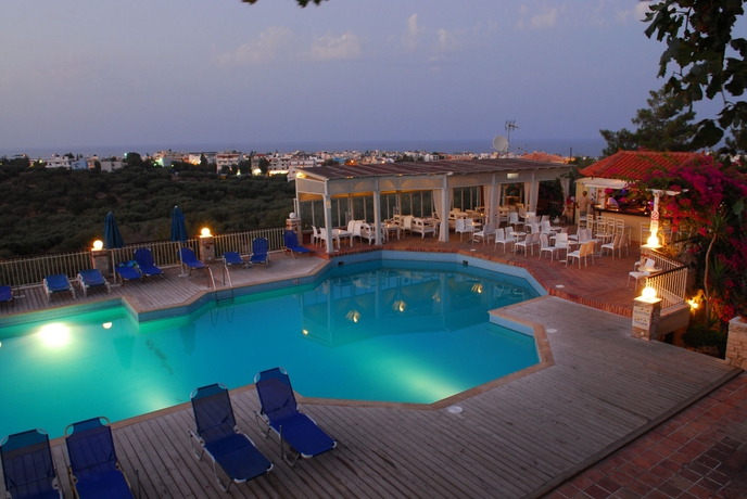 Imagen de la piscina del Hotel Momi. Foto 12