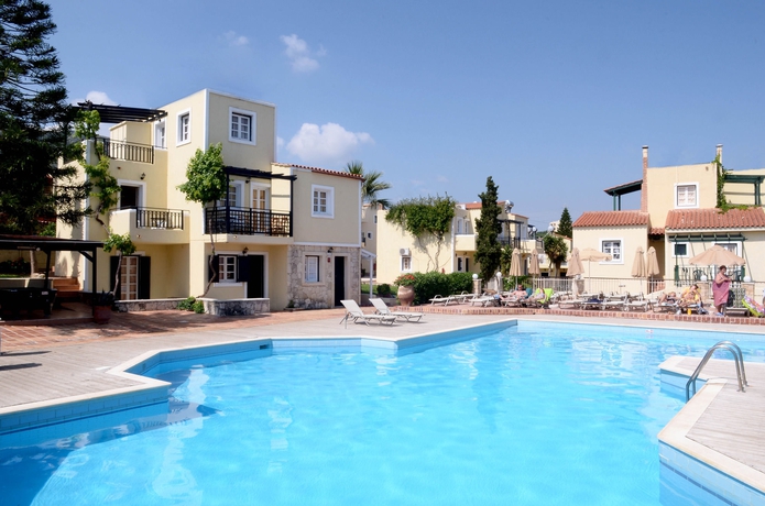 Imagen de la piscina del Hotel Momi. Foto 13