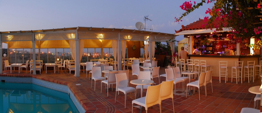 Imagen de la piscina del Hotel Momi. Foto 14