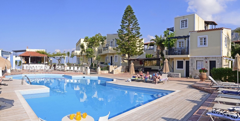 Imagen de la piscina del Hotel Momi. Foto 15