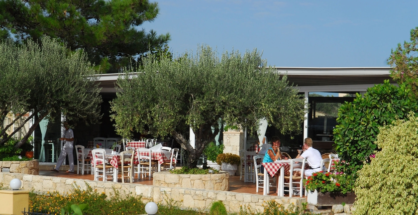 Imagen del bar/restaurante del Hotel Momi. Foto 4