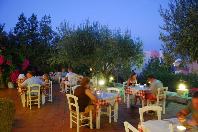 Imagen del bar/restaurante del Hotel Momi. Foto 5