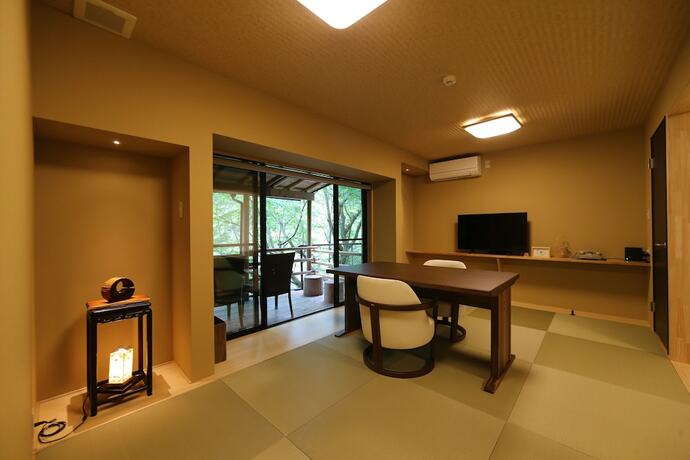 Imagen de la habitación del Hotel Momijiya Bekkan Kawanoiori. Foto 32