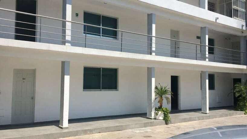 Imagen de los exteriores del Hotel Mona Inn. Foto 27