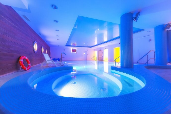 Imagen de la piscina del Hotel Mona Lisa Wellness and Spa. Foto 35