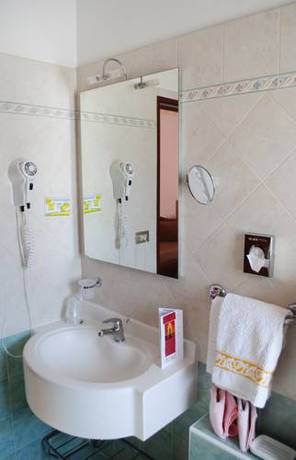 Imagen de la habitación del Hotel Monaco Sport. Foto 3