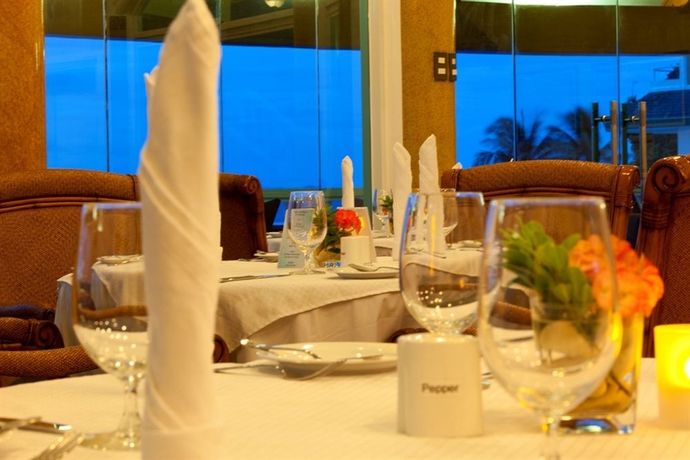 Imagen del bar/restaurante del Hotel Monaco Suites De Boracay. Foto 1